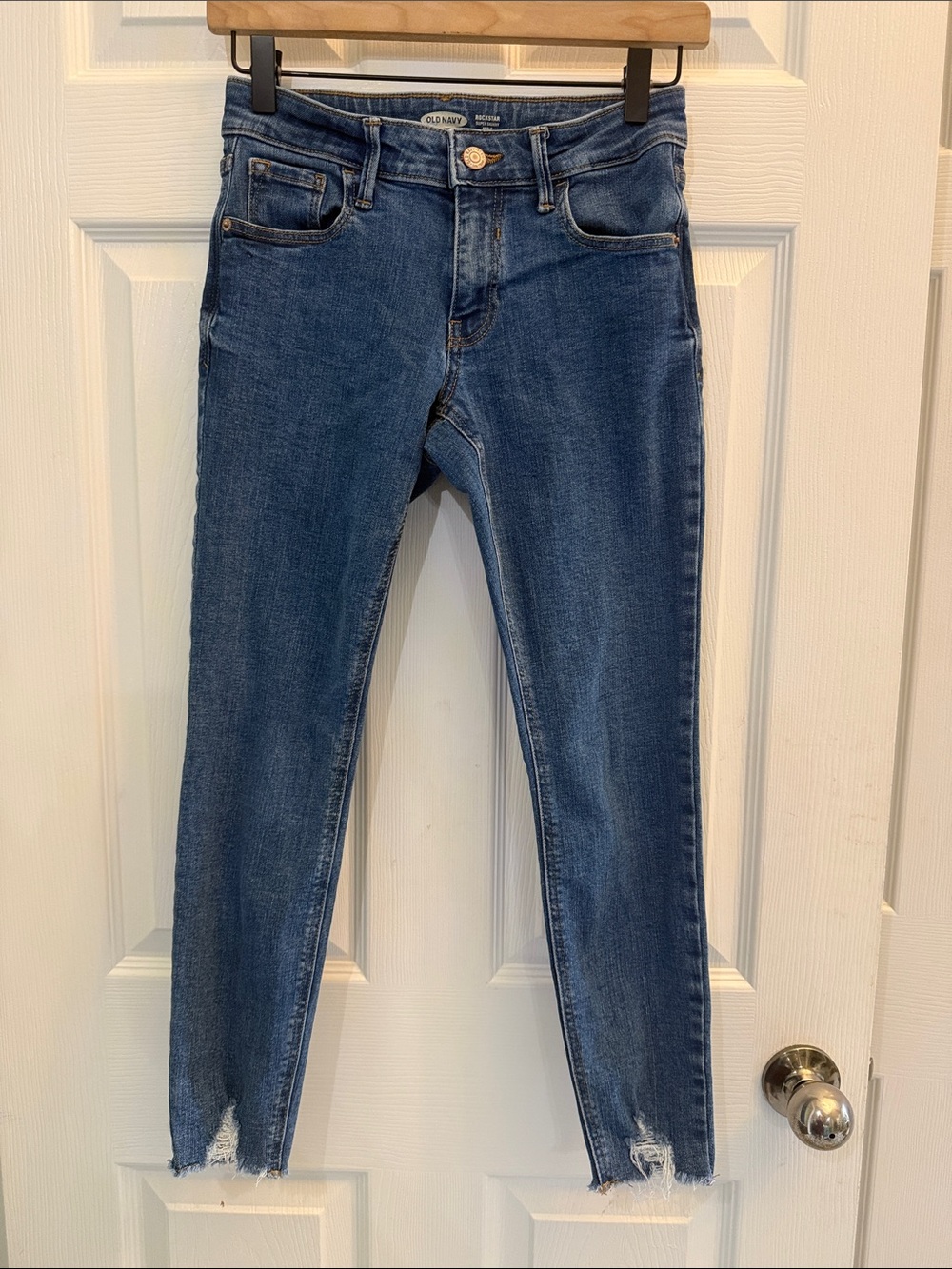 Old Navy Stretch Raw Hem Skinny Jeans in Medium Wash - Size 0P - 8” Mid Rise